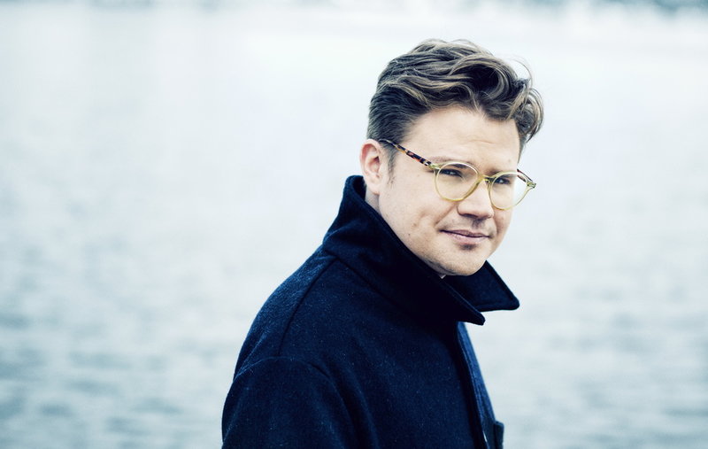 'Det som är viktigast att tänka på när det gäller ett omslag är att det ska utstråla tydlighet, vad är det här för bok?', säger förläggaren Christoffer Holst. Pressbild.