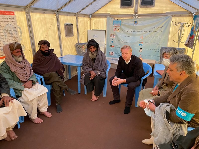 Jakob Wernerman, chef för humanitärt bistånd på Sida, i samtal med internflyktingar i provinsen Herat.