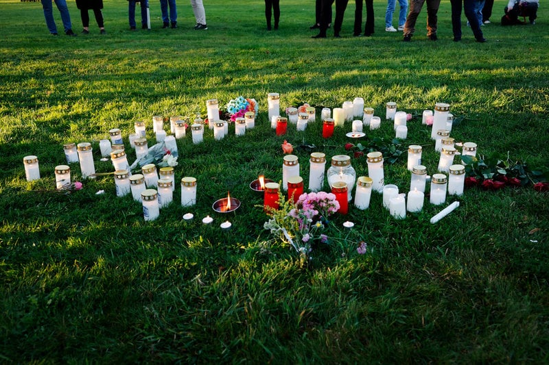 Minnesplats i Borgarparken i Hudiksvall efter mordet på ambulanssjukvårdaren i Harmånger i Nordanstig i september.