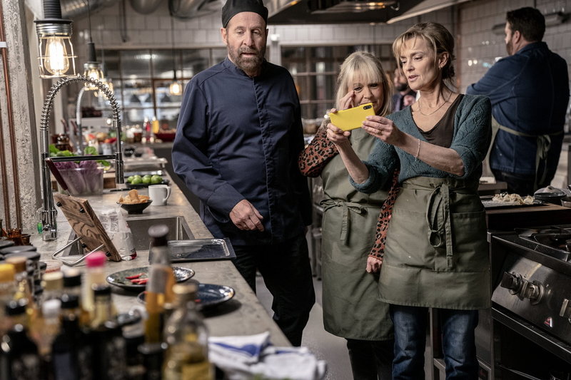 Peter Stormare, Sussie Eriksson och Marie Richardson under inspelningen av 'Tisdagsklubben'. Arkivbild.