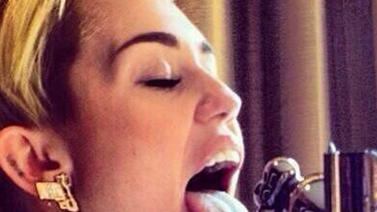Miley lipar.