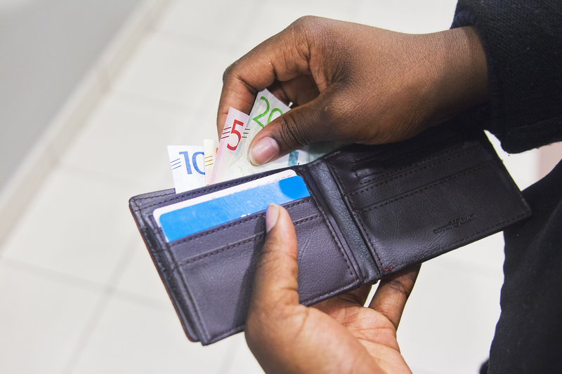 Många mindre butiker tar inte längre kontanter. Foto: Isabell Höjman/TT