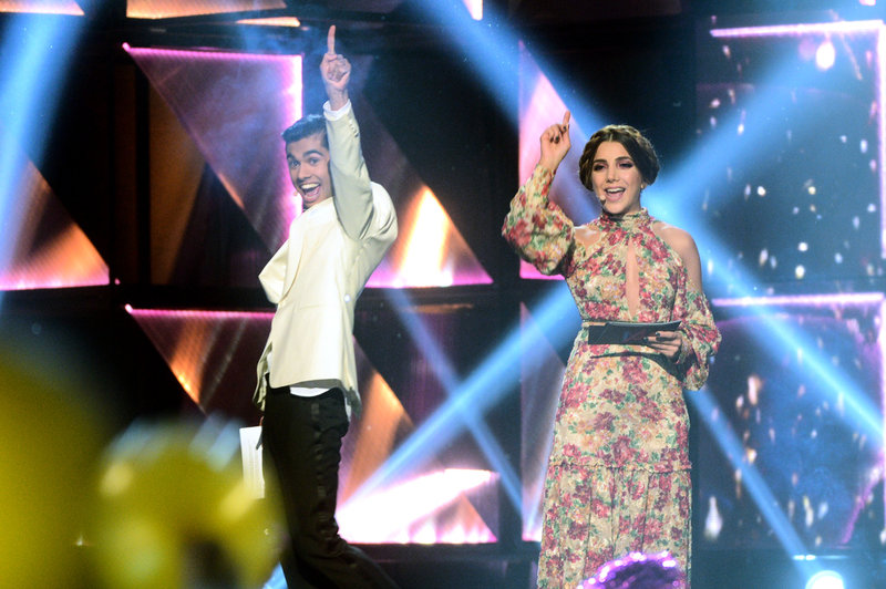 Gina Dirawi, senaste gången hon ledde Melodifestivalen, i 2016 års final med William Spetz. 