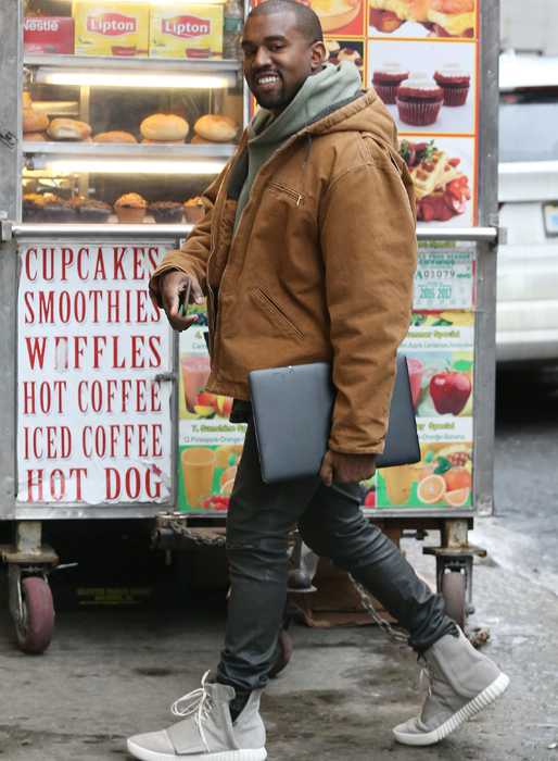 Kanye West strålar av lycka när han är ute och traskar i Soho, New York. Kanye West strålar av lycka när han är ute och traskar i Soho, New York.