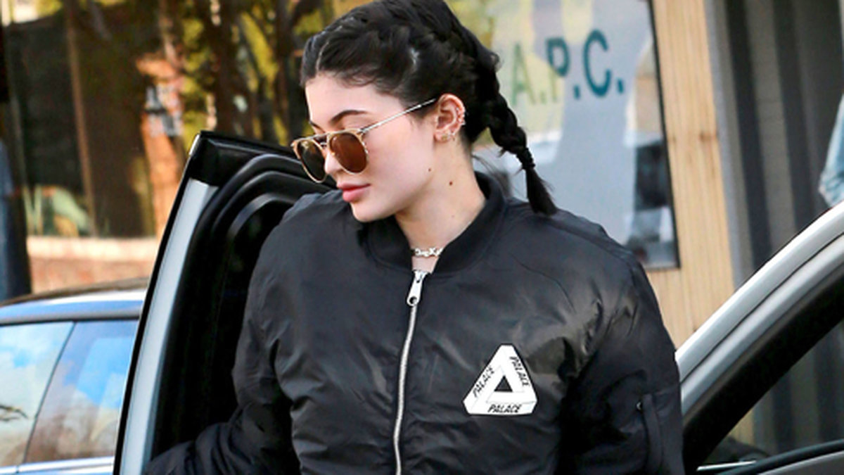 Kylie Jenner rockar Palace-jacka och Louis Vuitton-rygga när hon går på skönhetsbehandling i Hollywood. 