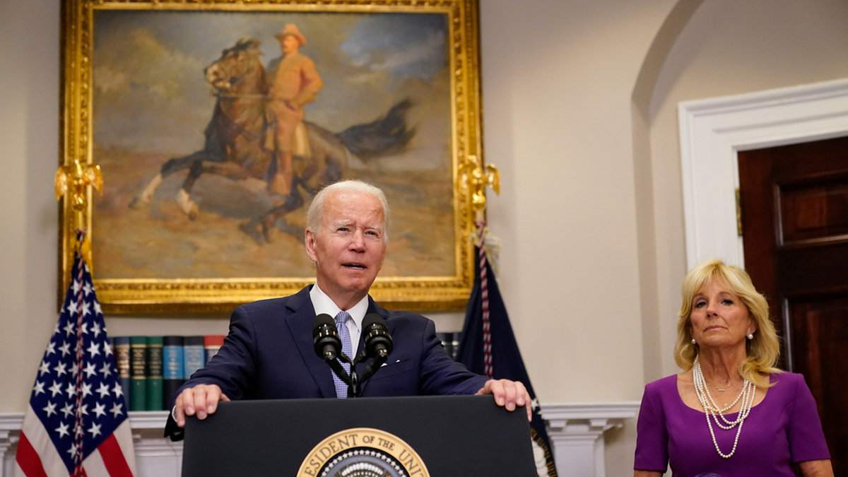 USA:s president Joe Biden med sin hustru Jill Biden talar till medier inför den ceremoni där han skrev under den nya vapenlagen.