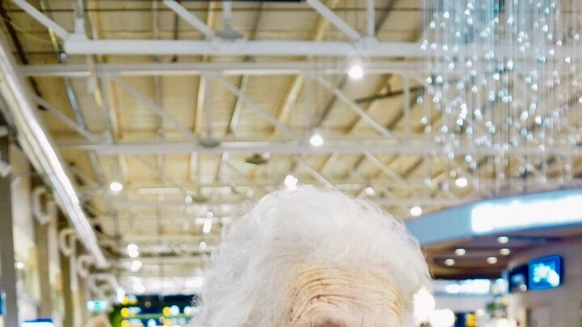 Det var en vigselring som mormor Maj haft på sitt finger i 65 år. Hennes make, och Tina Lundqvist morfar, gick bort 2003.