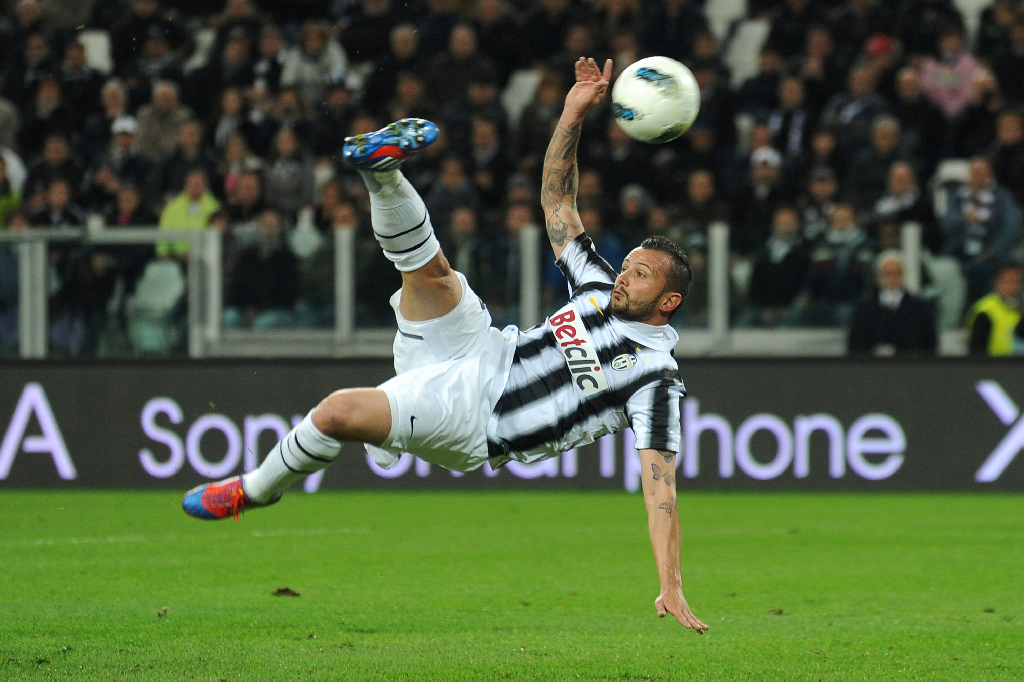 Med sex matcher kvar att spela leder Juventus med endast en poäng före Milan. Med sex matcher kvar att spela leder Juventus med endast en poäng före Milan.