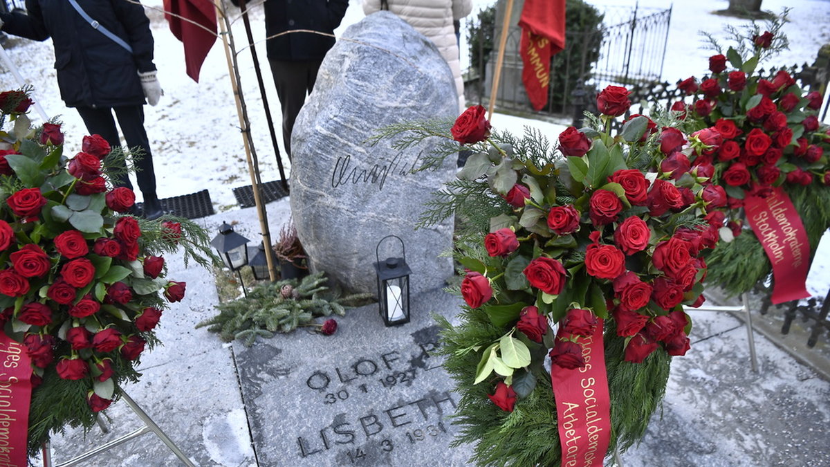 Tidigare statsminister Olof Palmes grav på årsdagen av mordet.