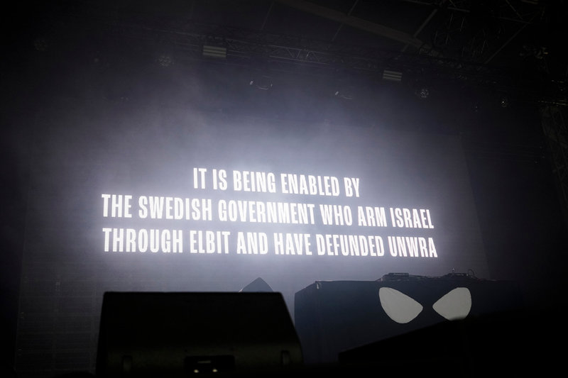 Kneecap kritiserar den svenska regeringen under sin spelning på Way Out West. 