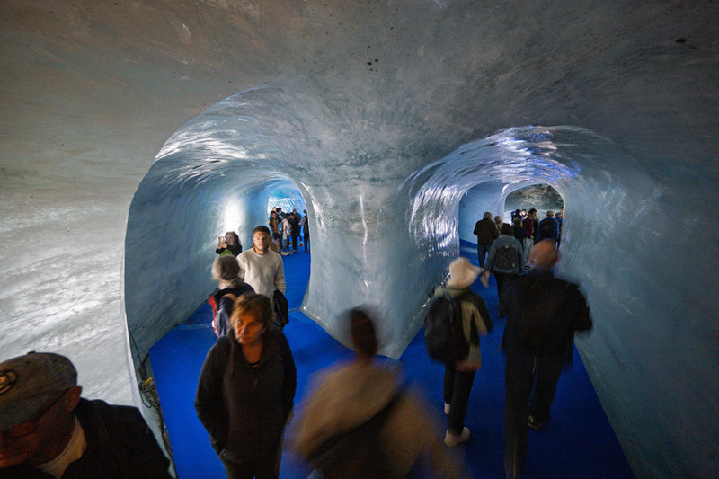 Varje år huggs gångar ut ur glaciären, en tradition som har anor till 1860-talet. Men i Mer de Glace kommer traditionen bara att kunna fortsätta några år till, sedan har glaciären backat för långt från gondolen som transporterar turisterna dit.