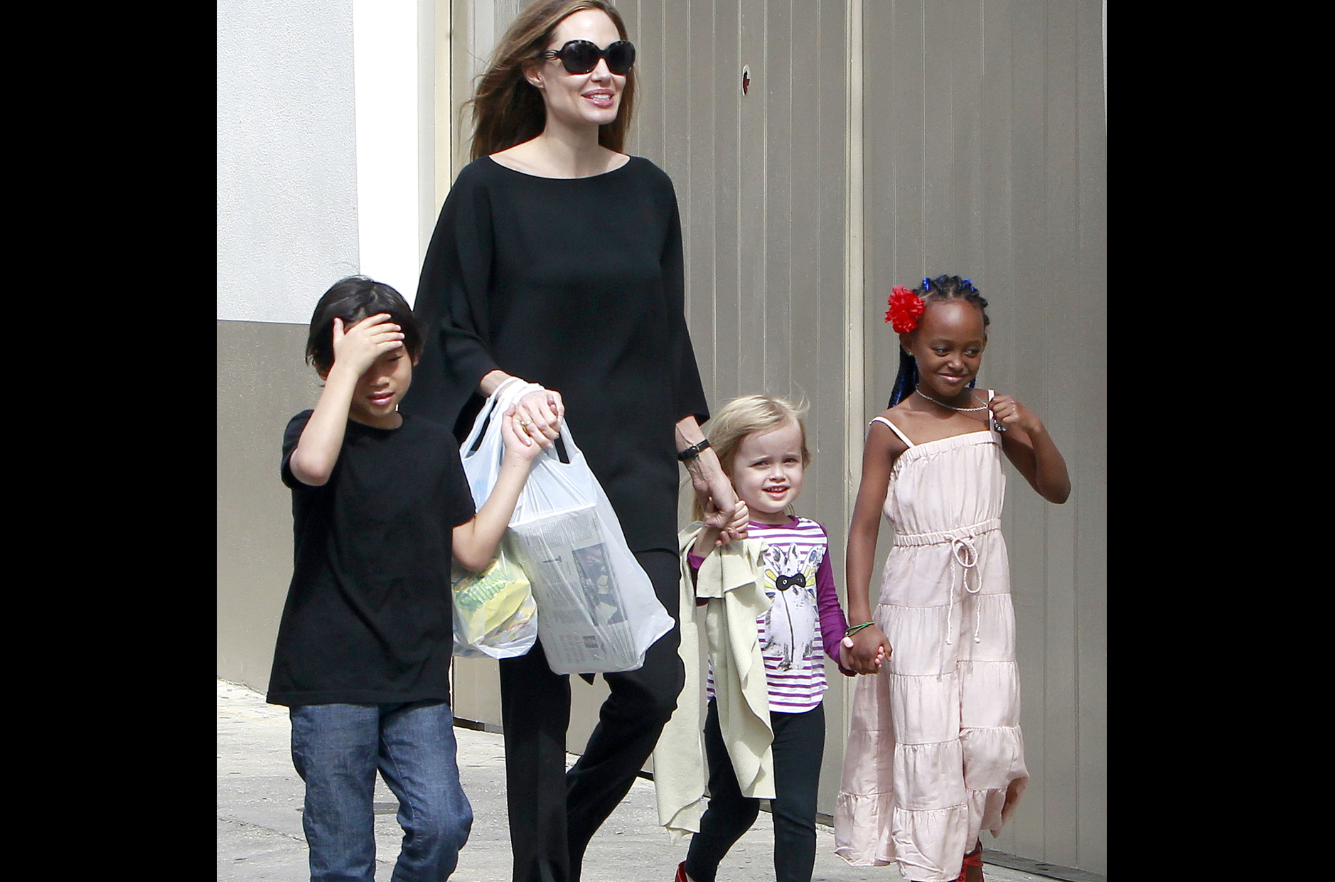 Angelina Jolie med de små sötnosarna Pax, Zahara och Vivienne. Det kommer bli någonting stort av de här barnen. 