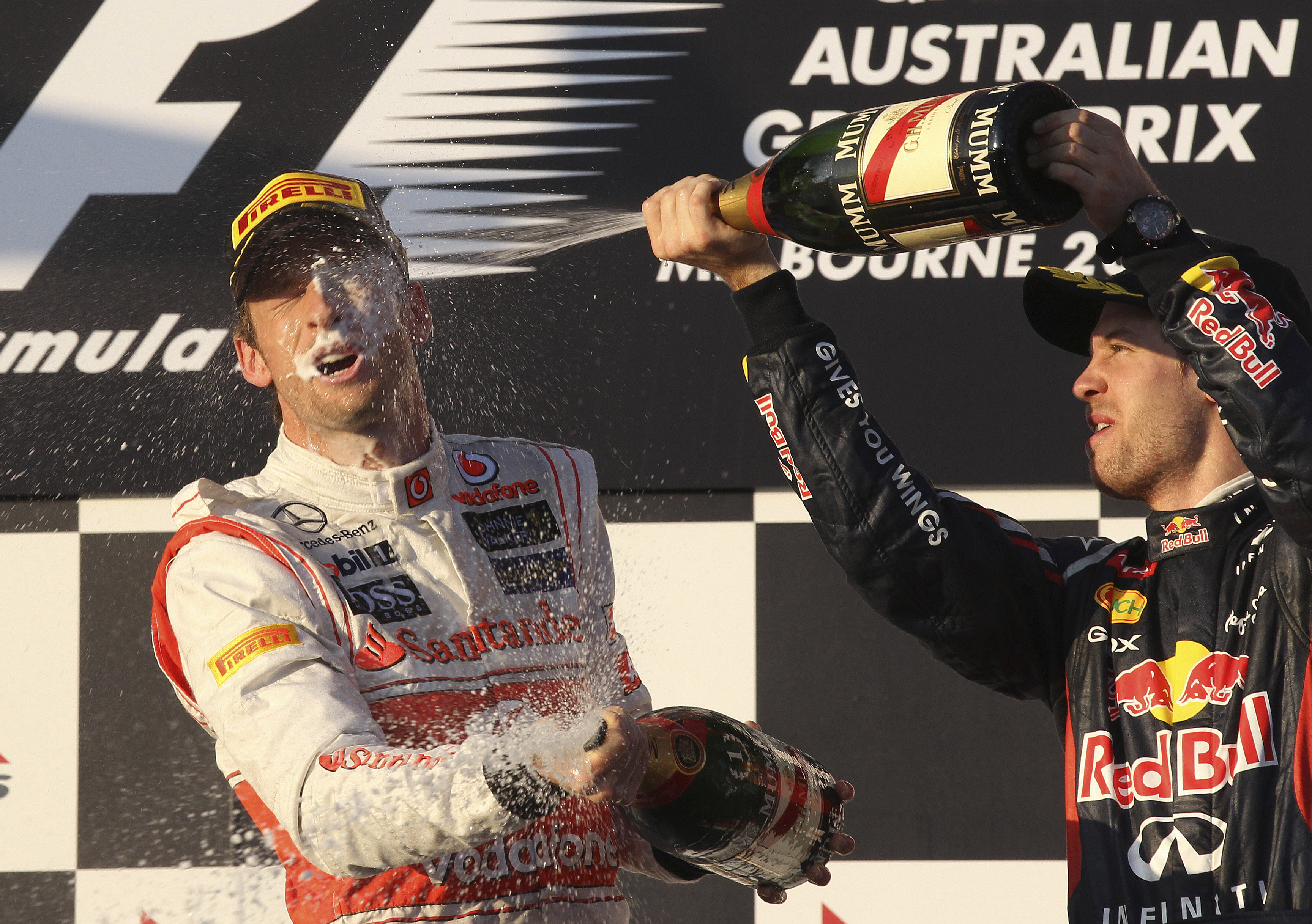 Det sedvanliga champangesprutet efter prisceremonin. Vettel ger Button en rejäl dusch. Det sedvanliga champangesprutet efter prisceremonin. Vettel ger Button en rejäl dusch.