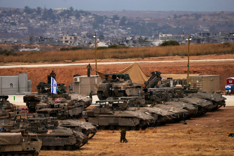 Israeliska soldater i södra Israel, nära gränsen till Gaza på torsdagen.