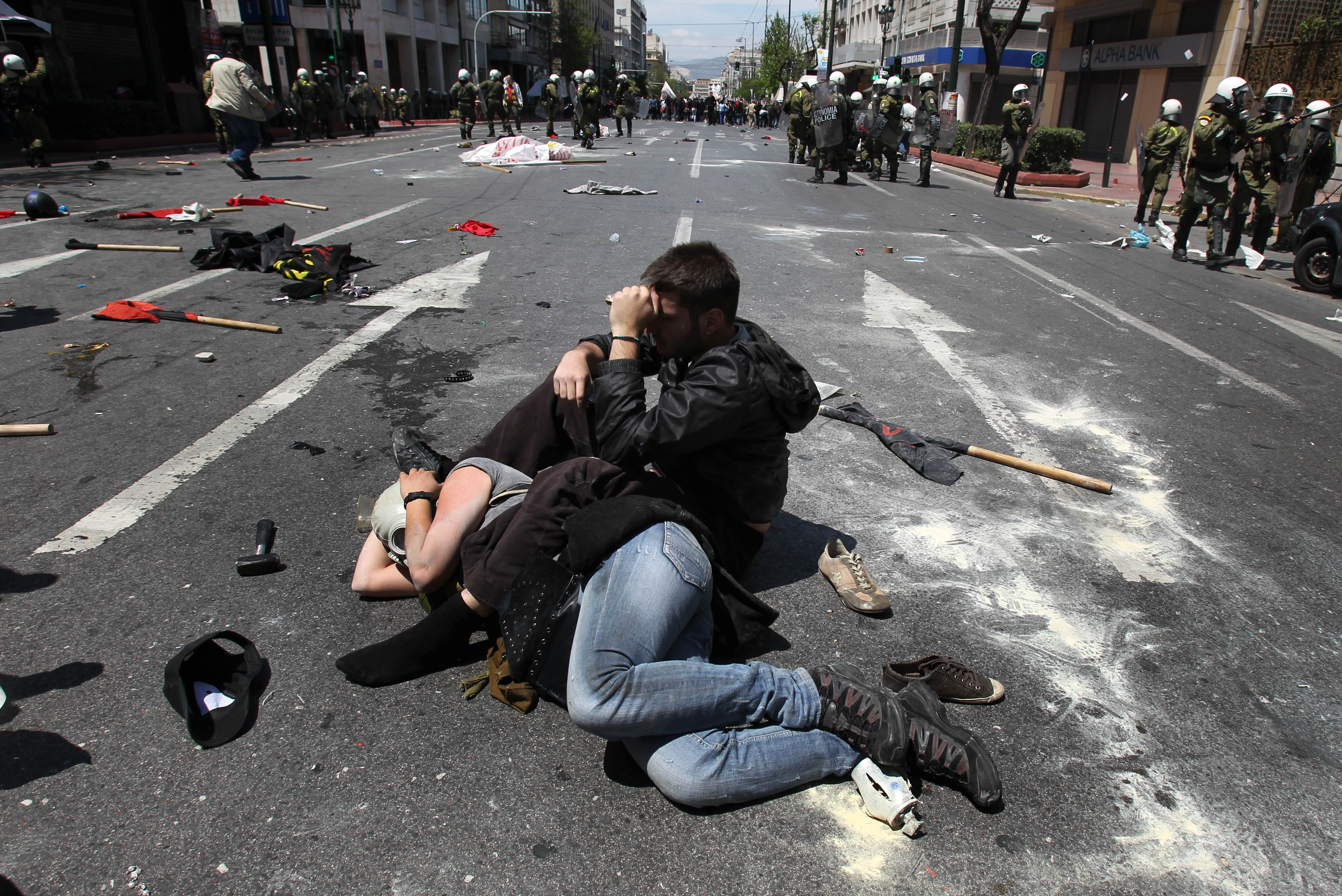 Kravallpolis har slagt hårt mot demonstranter. Tre poliser har slagit för hårt.