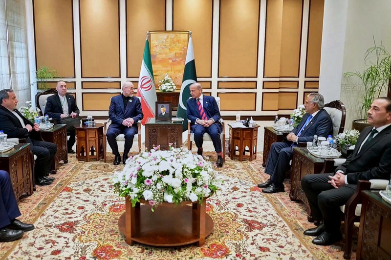 Officiell bild från Pakistans premiärministerkansli, med bland andra Pakistans premiärminister Shehbaz Sharif och den iranske talmannen Mohammad Bagher Ghalibaf i mitten.