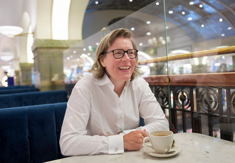 Lena Andersson ger ett inte särskilt smickrande porträtt av den socialdemokratiska eliten under 80-talet. 'De hade hela statsapparaten i sin ägo', säger hon.