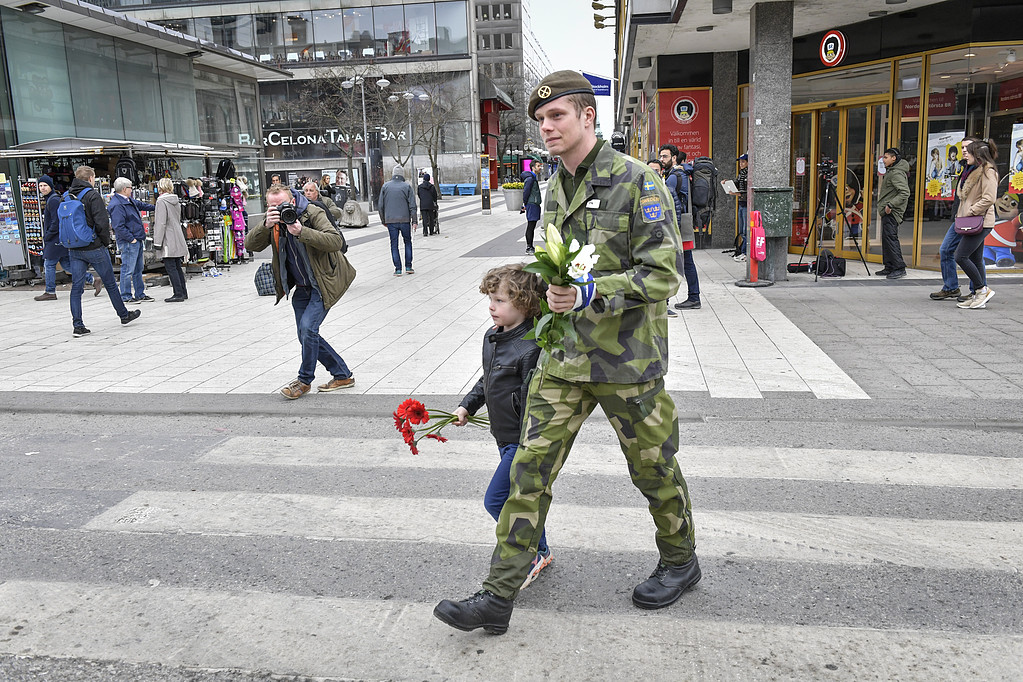 Militär ska hedra offren Far och son