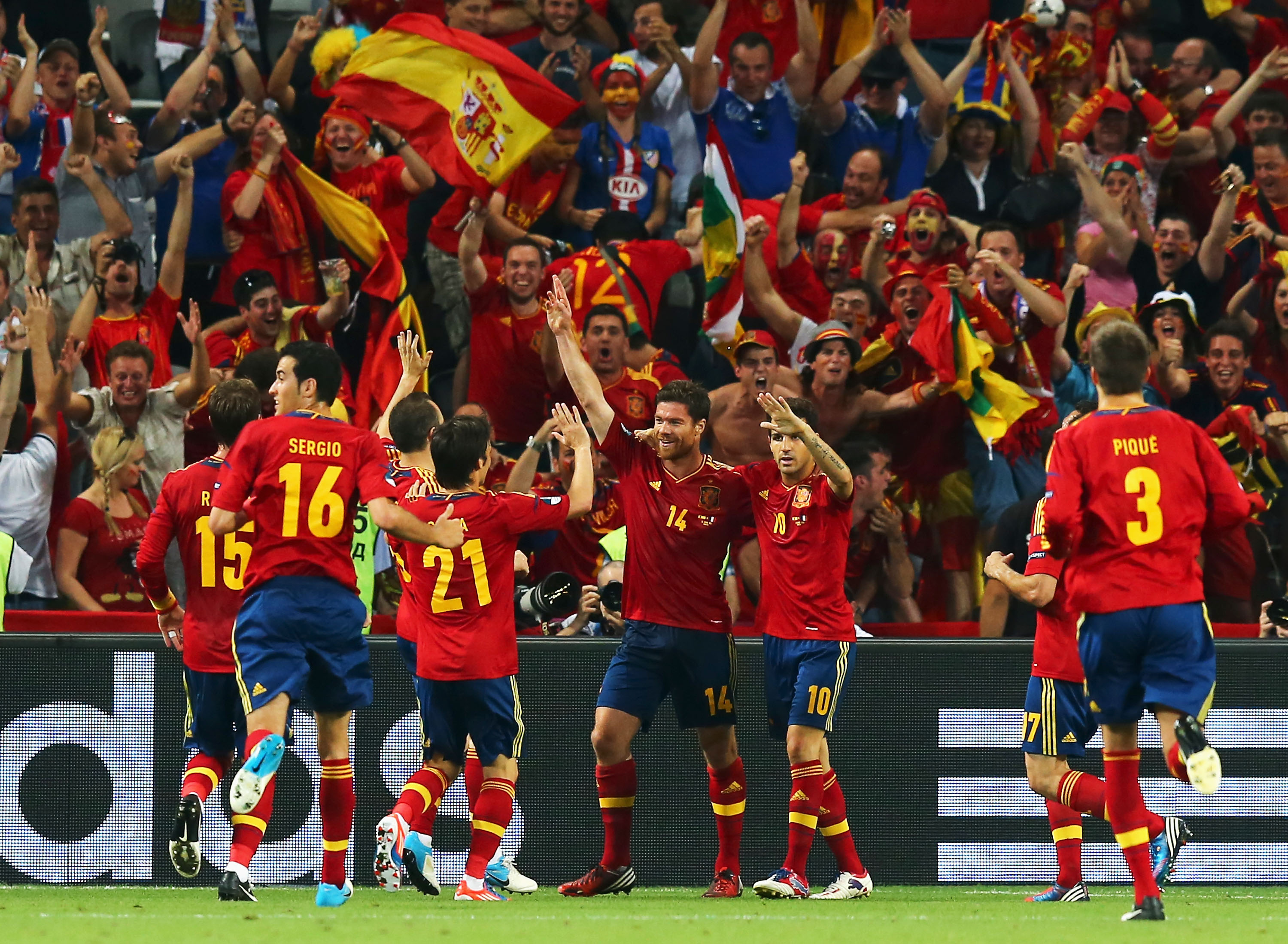 De spanska spelarna firar 1-0-målet.