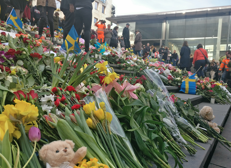 Blommor fortsattes att lämnas vid Sergels torg. Blommor fortsattes att lämnas vid Sergels torg.