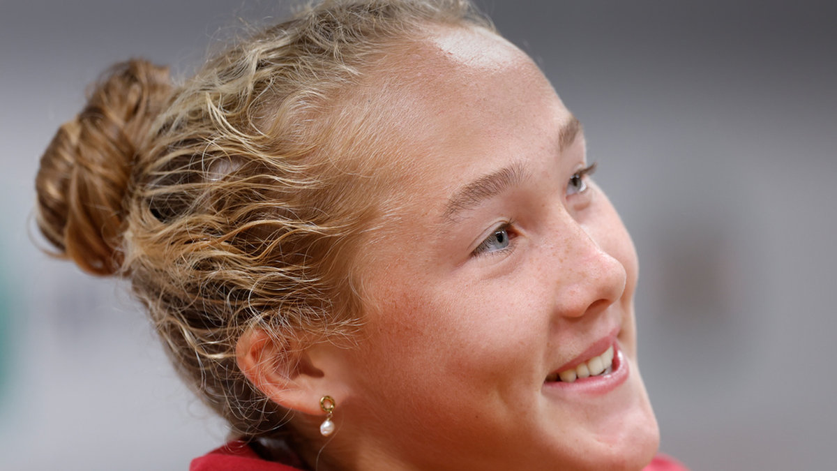 Mirra Andrejeva, 16, på en presskonferens efter andra omgången i Franska mästerskapen.