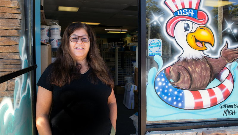 Kathy LaColla arbetar i en butik för pooltillbehör i stadsdelen Staten Island i New York.