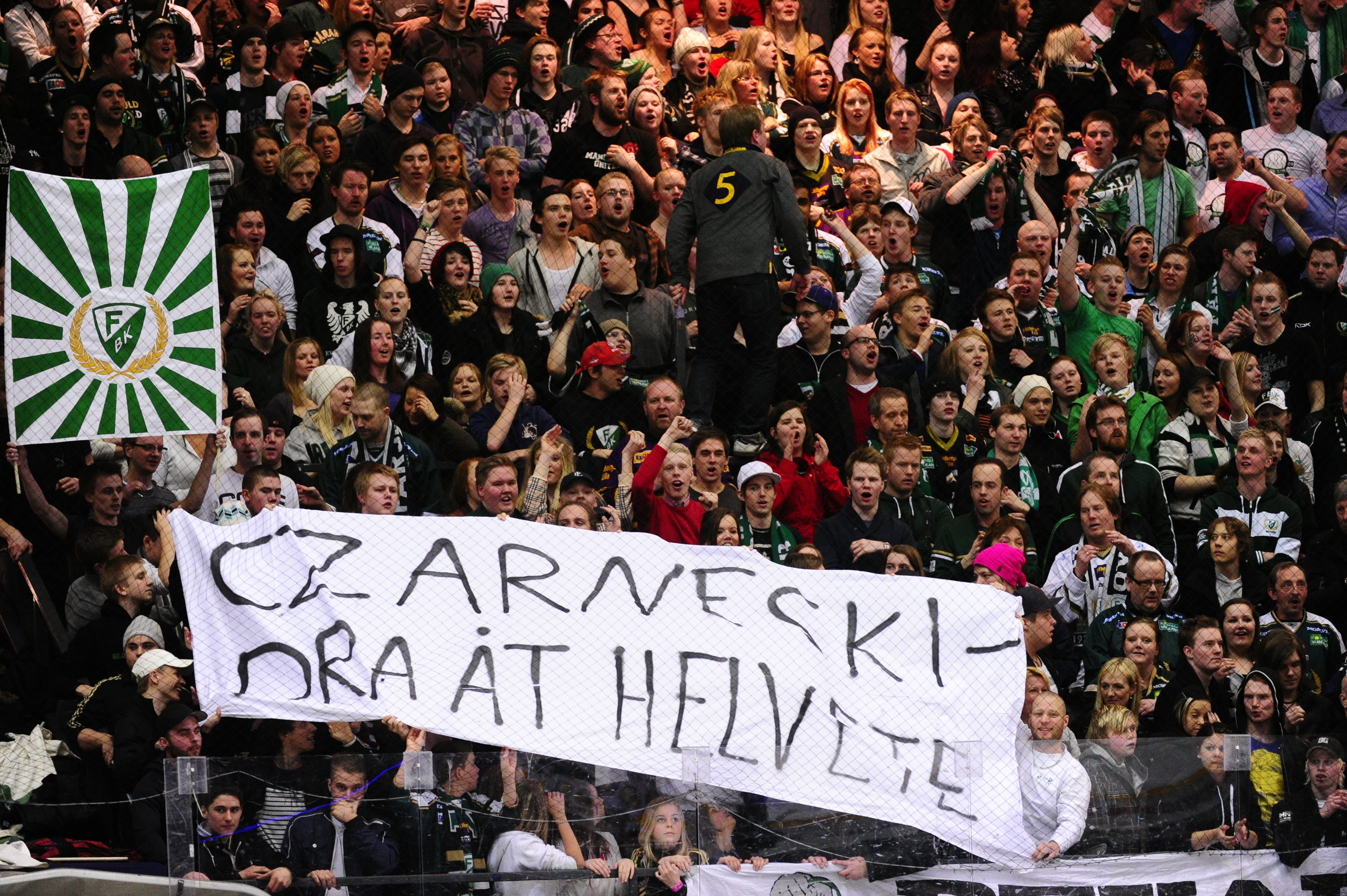 Men Färjestad-fansen uppskattar inte Niklas Czarnecki.