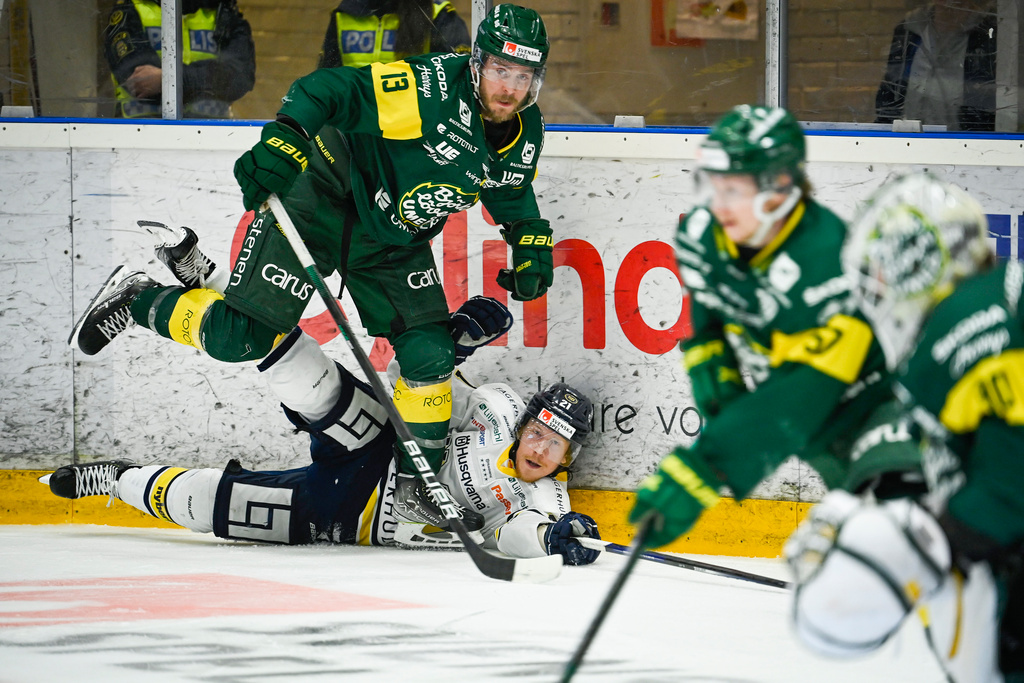 Björklövens Fredric Andersson (#13) i allsvenska ishockeyfinalen mot HV71 förra säsongen. Arkivbild.