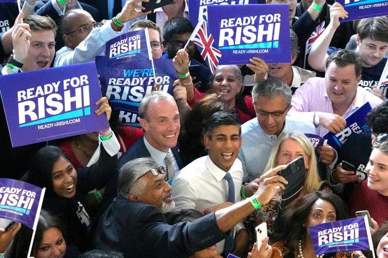 Rishi Sunak poserar med anhängare under sin kampanj 'Ready for Rishi' i jakten på att bli Tories nya partiledare i augusti – en kamp han dock förlorade mot Liz Truss.