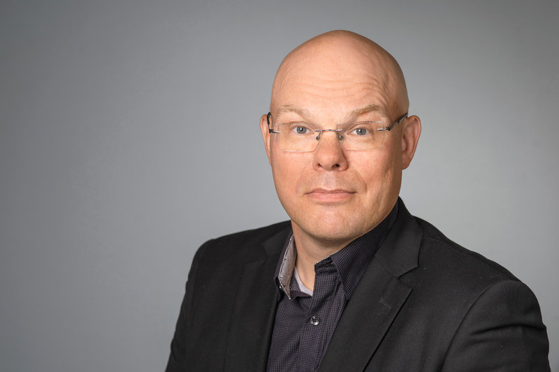Glenn Sandström, docent i historisk demografi, Umeå universitet, ser en ökning av de socioekonomiska skillnaderna i familjebildningen, där barnafödande i Sverige minskar mest bland lågutbildade och låginkomsttagare.