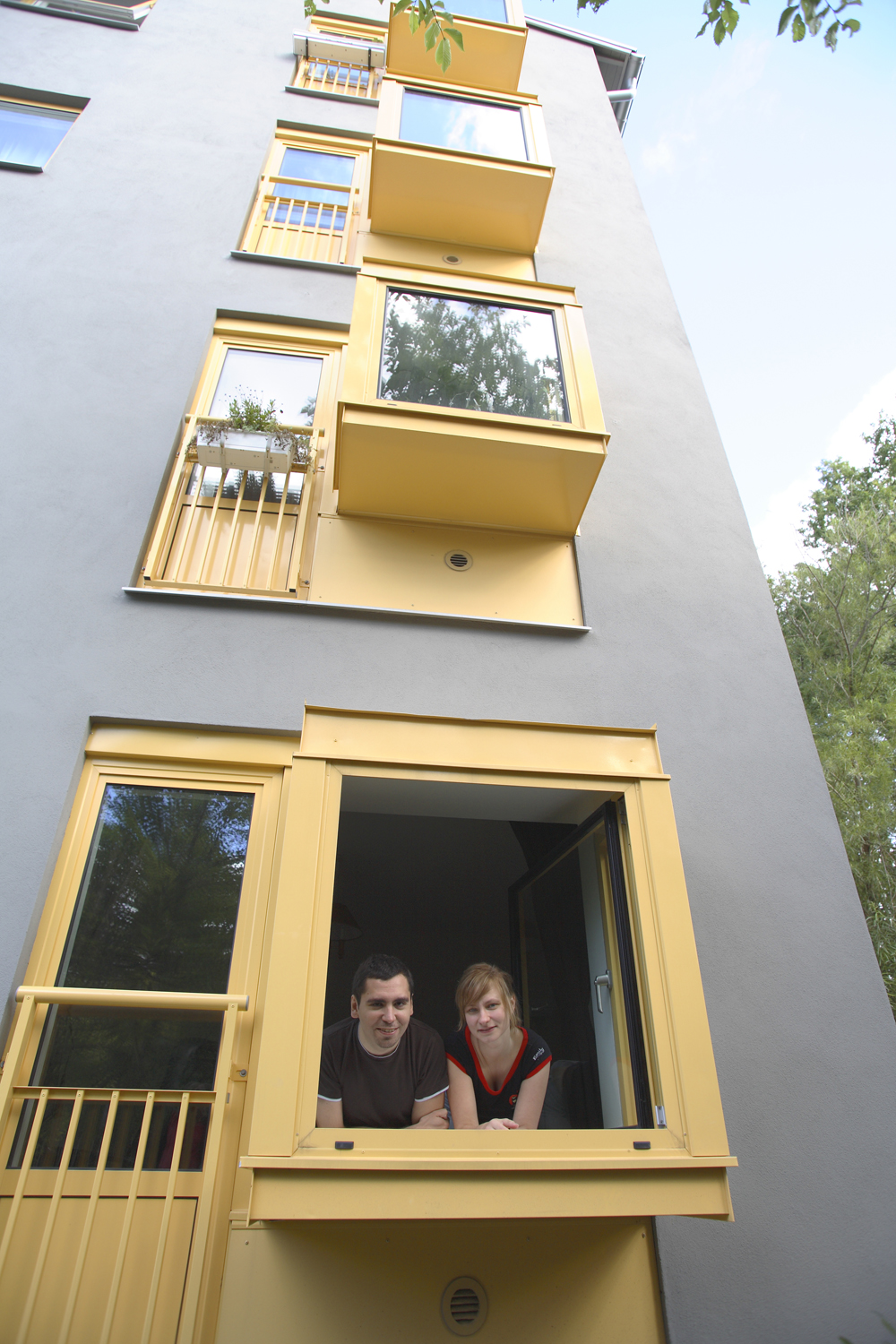 Ett fåtal lyckliga studenter har lyckats ta sig in på Stockholms bostadsmarknad utan att betala för dyra svartkontrakt.