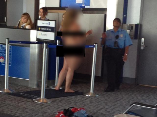 Kvinnan kastade alla kläder framför säkerhetspersonalen...