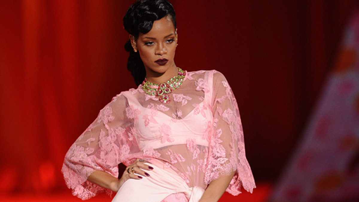 På Victorias Secrets-visningen intog Rihanna scenen i klänning från Adam Selman.
