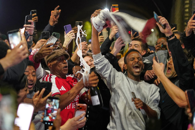 Ian Wright firar med fansen.