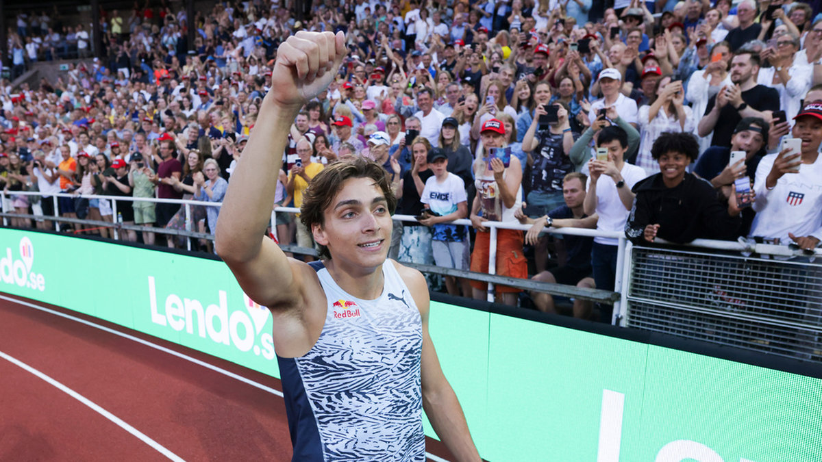 Sveriges Armand Duplantis hoppade 6,16 meter på Diamond League-tävlingen i Stockholm, ett nytt utomhusrekord.