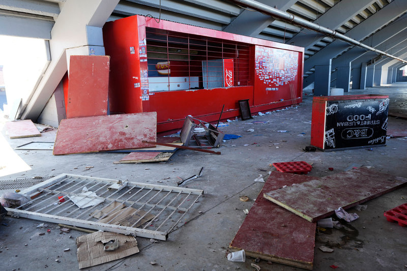 Delar av förstörelsen inne på arenan efter cupmötet i fotboll mellan Universidad de Chile och Independiente i Buenos Aires.
