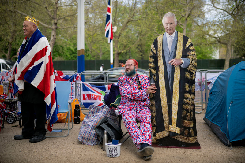 De allra mest inbitna kungafansen har sedan flera dagar tillbaka slagit läger längs med paradgatan The Mall, som leder fram till Buckingham Palace.