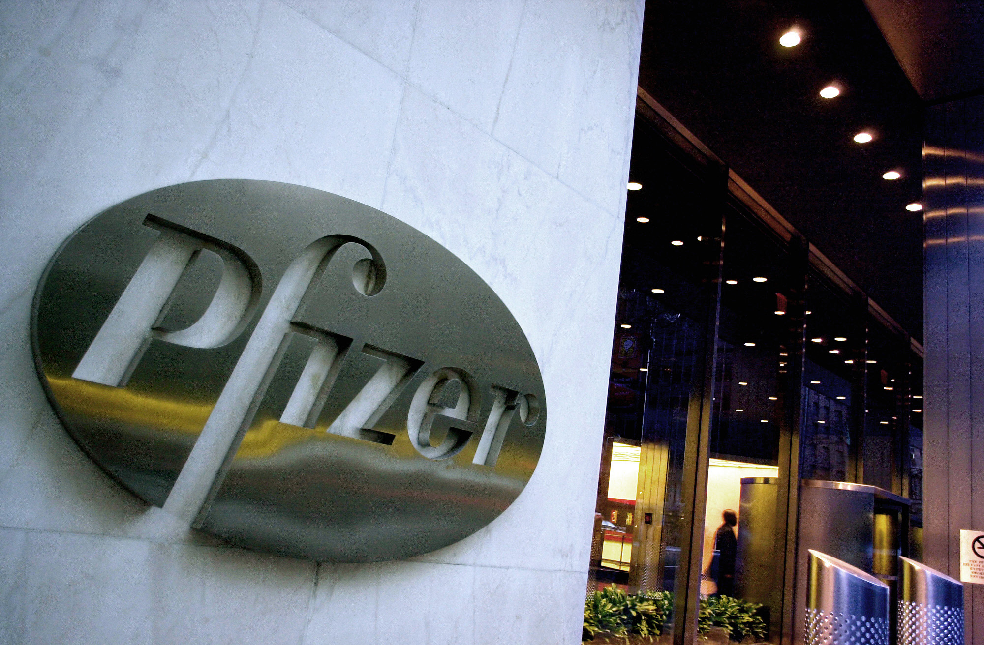 Läkemedelsföretaget Pfizer ska nu övervaka sin produktion av Zithromax. 
