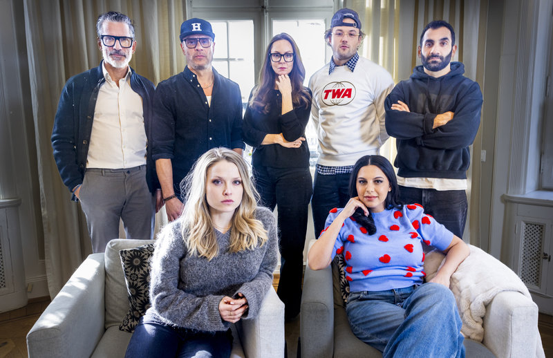 SVT presenterar tv serien ”Hundarna” vid pressdag. Bakre raden, Jens Lapidus,Björn Bengtsson,Lisa Linnertorp, Kit Walker Johansson,Arvin Kananian. Främre raden, Tiril Wishman och Dona Hariri. Foto: Pär Bäckström / TT