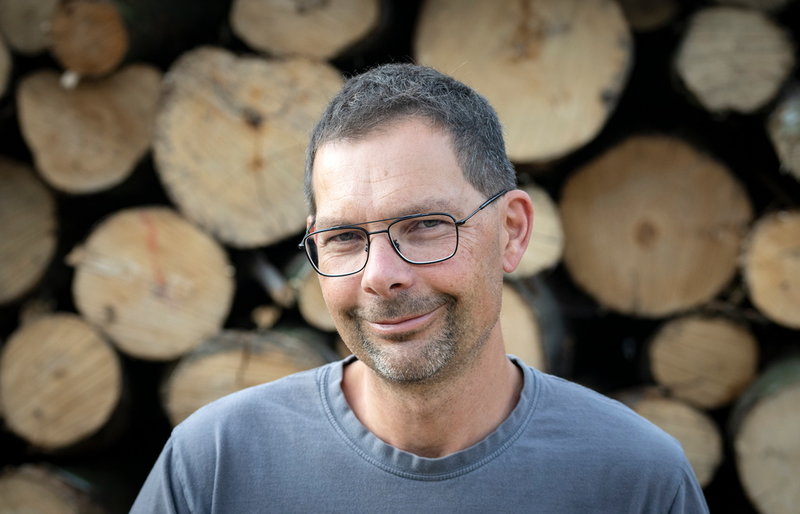 'Nu är den torra veden i stort sett slutsåld redan, på två veckor', säger Magnus Larsson.