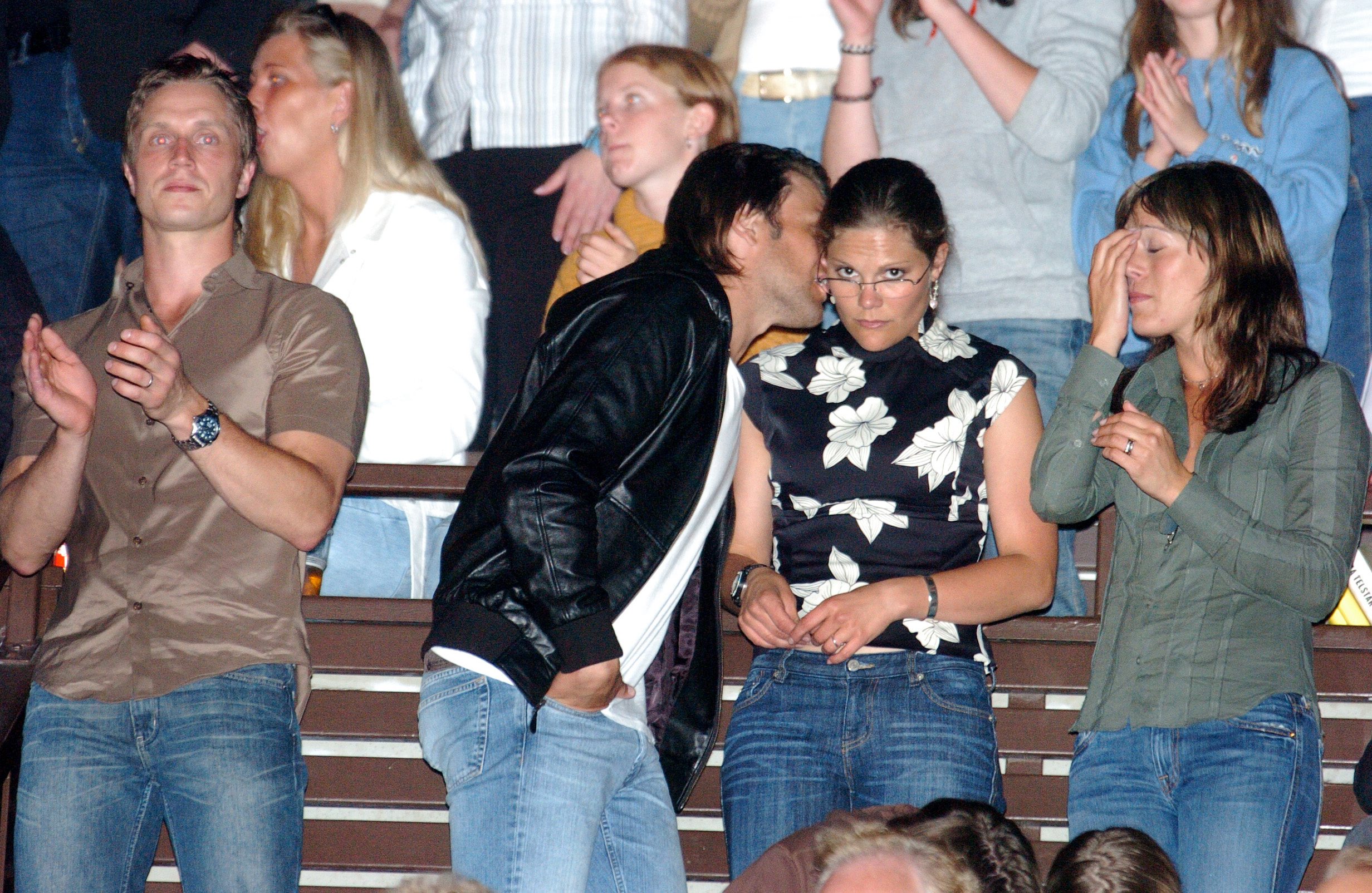 I svart läderjacka under en Gyllene Tider-konsert viskar Daniel något i Vicorias öra, 2004. Precis som han även gjorde under bröllopet - flera år senare. I svart läderjacka under en Gyllene Tider-konsert viskar Daniel något i Vicorias öra, 2004. Precis som han även gjorde under bröllopet - flera år senare.