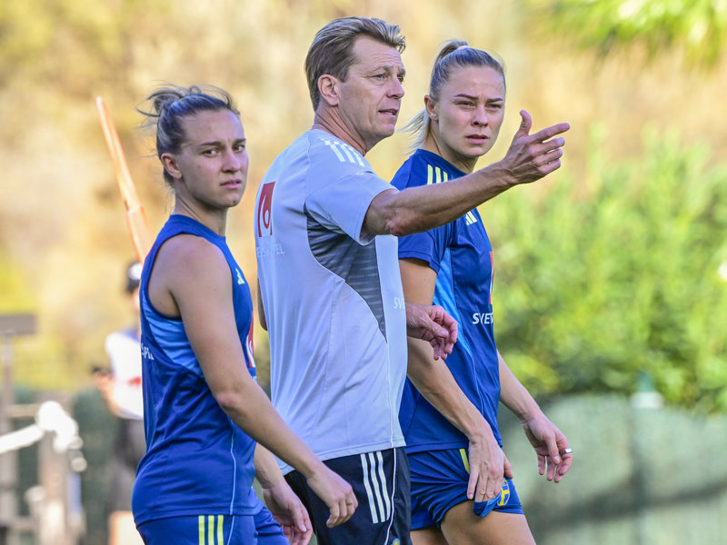 Tony Gustavsson med Julia Zigiotti Olme och Fridolina Rolfö. Foto: Jonas Ekströmer/TT Tony Gustavsson med Julia Zigiotti Olme och Fridolina Rolfö. Foto: Jonas Ekströmer/TT