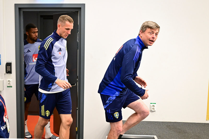 Sveriges förbundskapten Jon Dahl Tomasson, till höger, får klara sig utan målvaktsveteranen Robin Olsen, på bilden strax bakom honom, i VM-kvalet. Arkivbild.