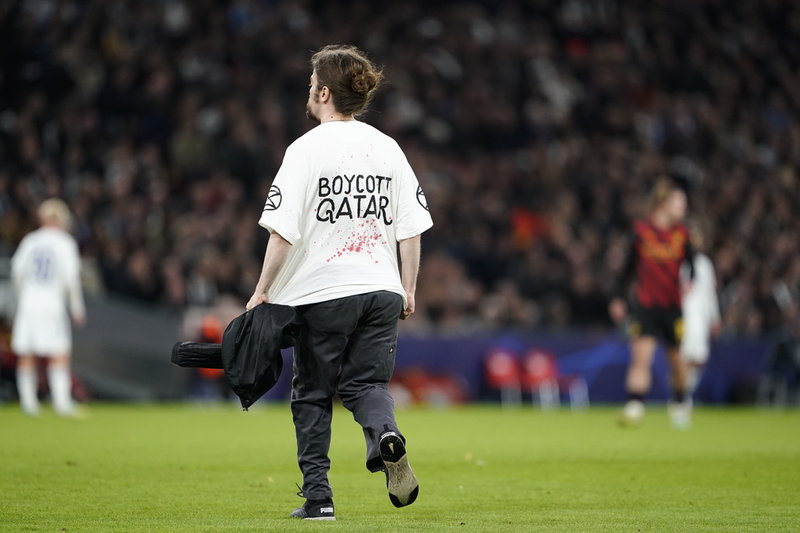 Under matchen sprang en ung herre in på planen med ett budskap som inte gick att missförstå.