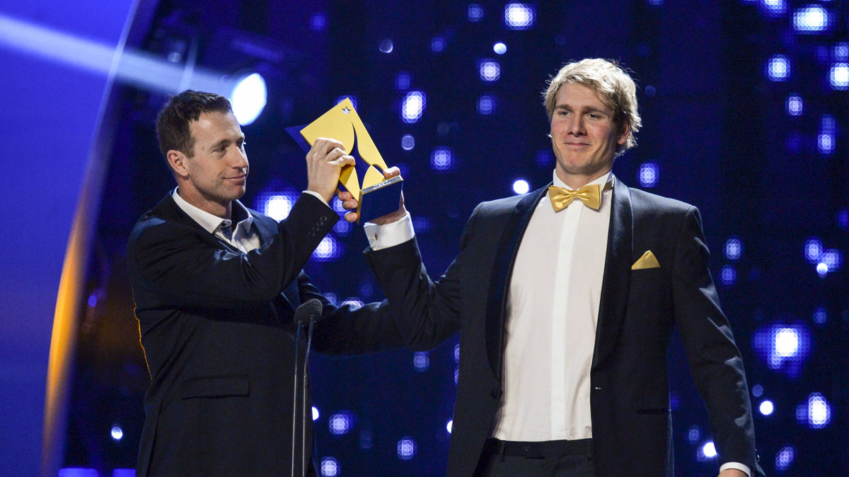 Fredrik Lööf och Max Salminen tar emot priset som årets lag.
