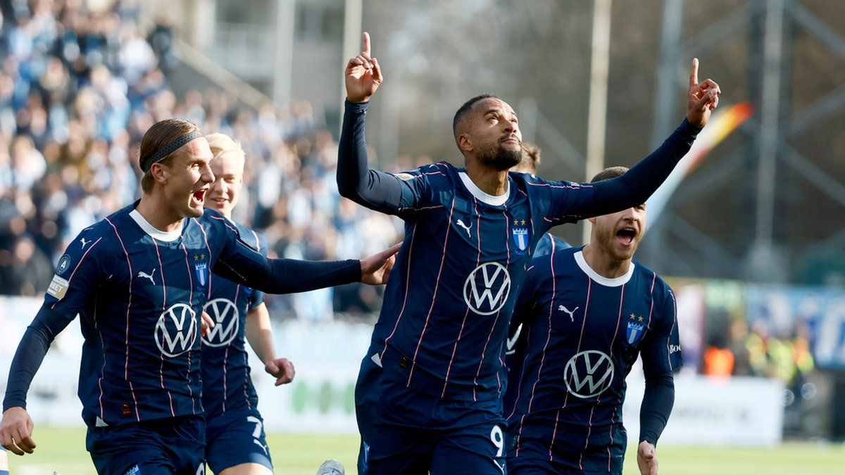 Isaac Kiese Thelin firar efter säsongens första allsvenska mål. Malmö FF, tung guldfavorit, vann premiären borta mot IFK Norrköping stort.