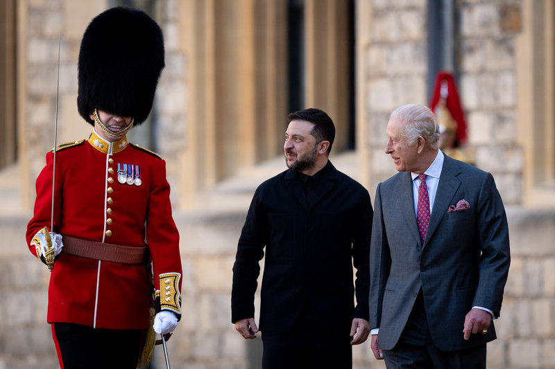 Volodymyr Zelenskyj och kung Charles i samspråk med en officer vid Windsor Castle.