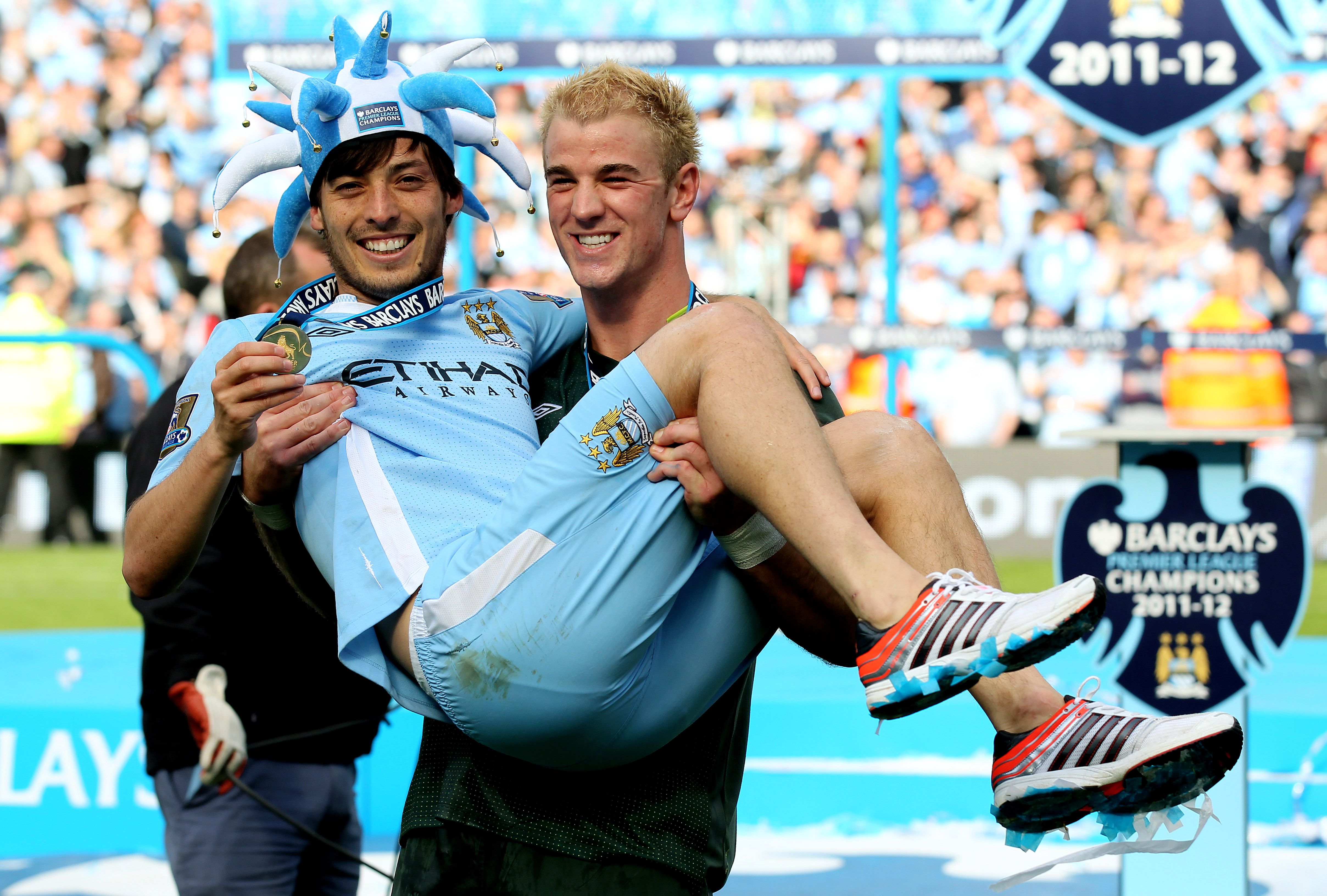 Joe Heart lyfte inte bara bucklan utan också David Silva i all glädje. Joe Heart lyfte inte bara bucklan utan också David Silva i all glädje.