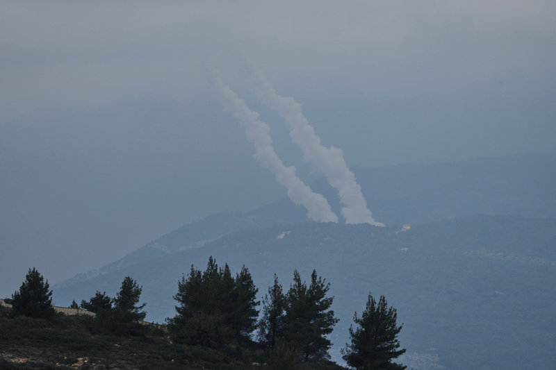 Rökspår av raketer som avfyrades från södra Libanon mot Israel på onsdagen.