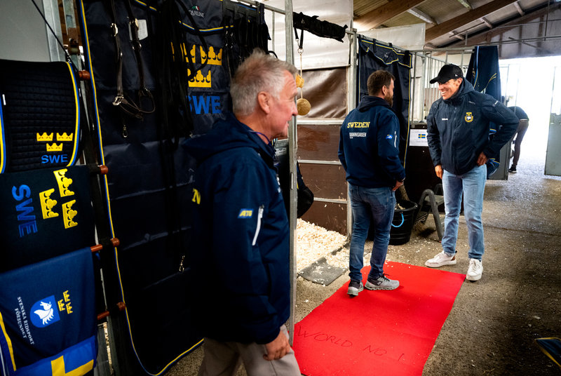 Röda mattan utrullad. Henrik von Eckermann pratar med veterinären Rasmus Westgren. I förgrunden Yogi Breisner, assisterande truppledare.